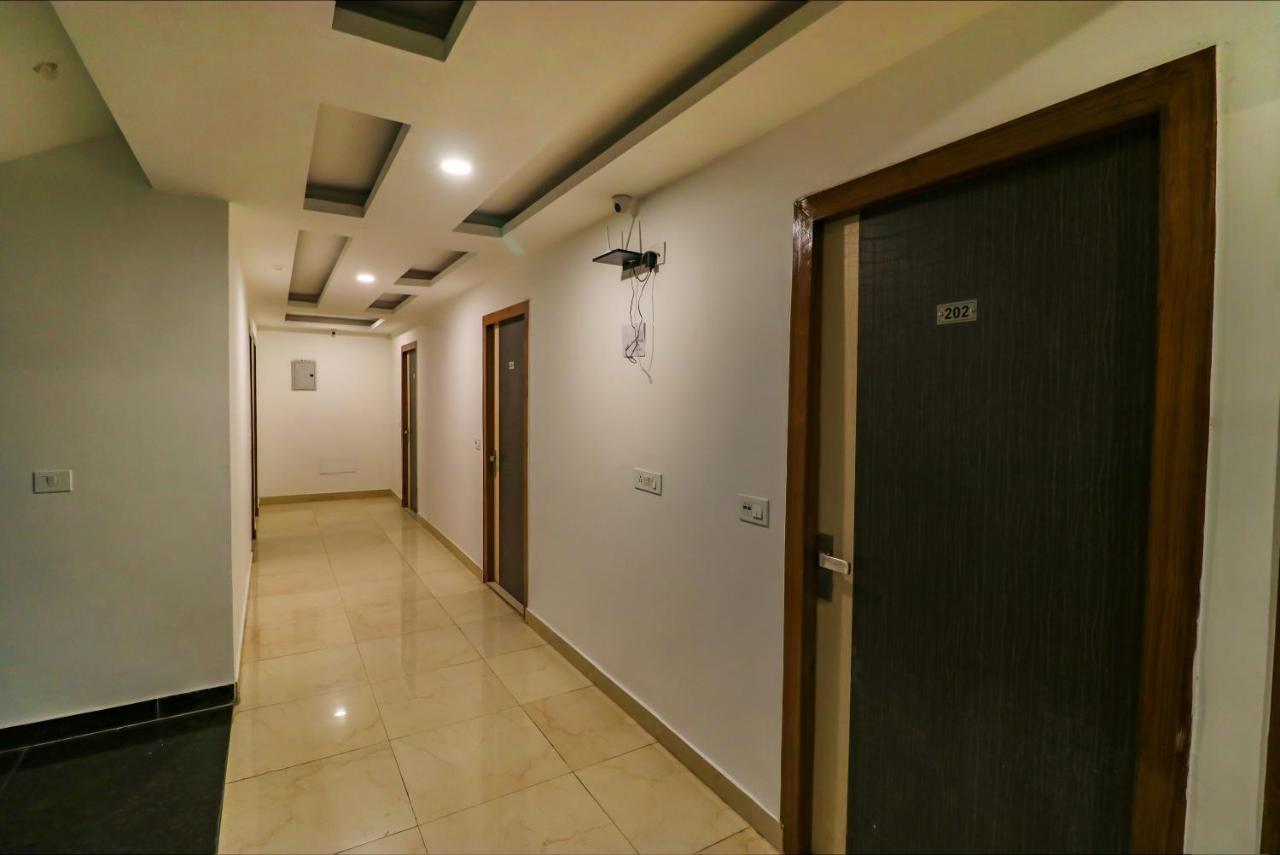 ホテル Fabexpress Dolphin International Near Delhi Airport ニューデリー エクステリア 写真